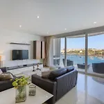 Stunning Seafront 3br With Terrace In By 360 Estates Apartmán