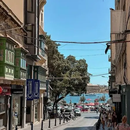 Апартаменты Stunning Seafront 3br With Terrace In By 360 Estates